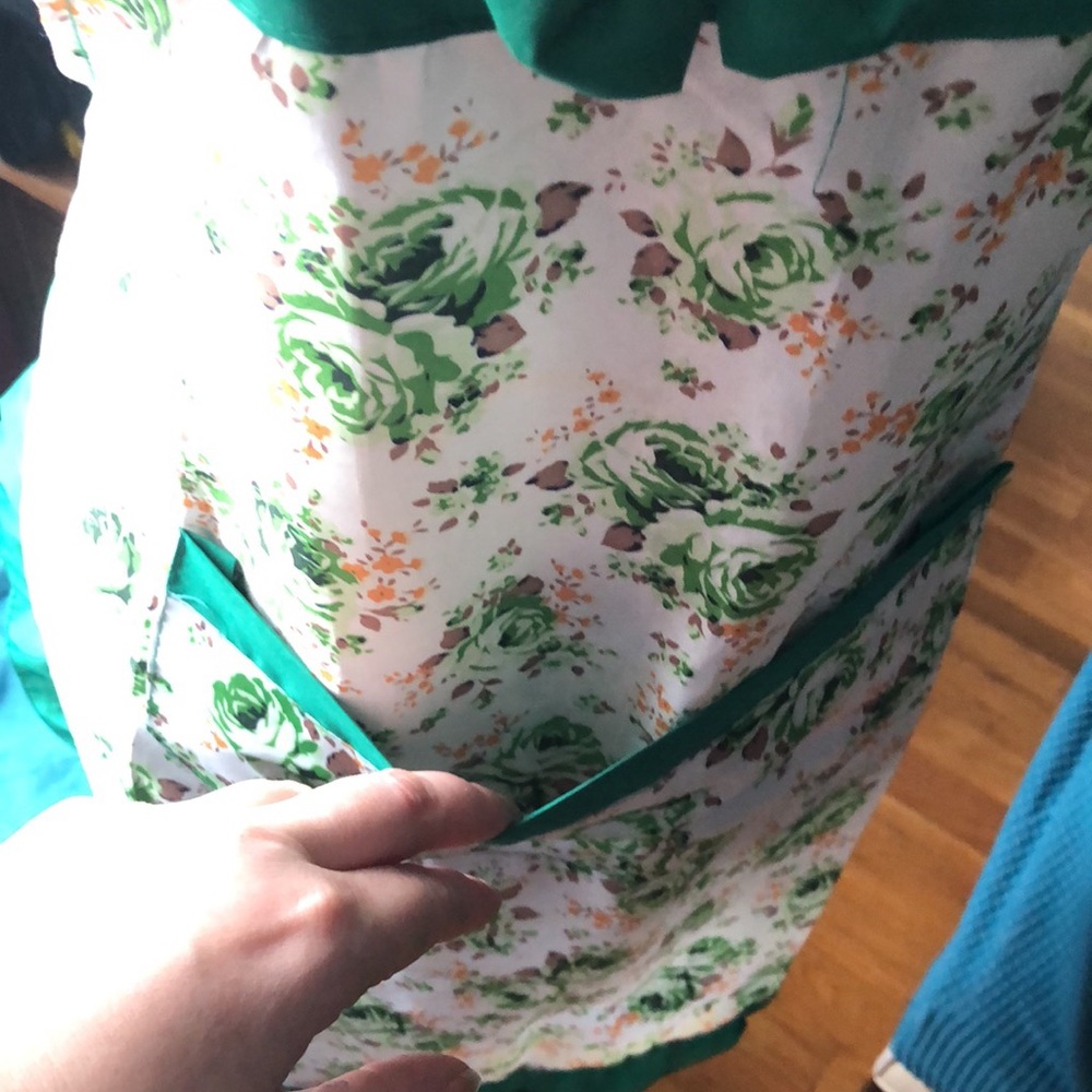 Retro Frilly Green Roses Apron - Picture 2 of 5